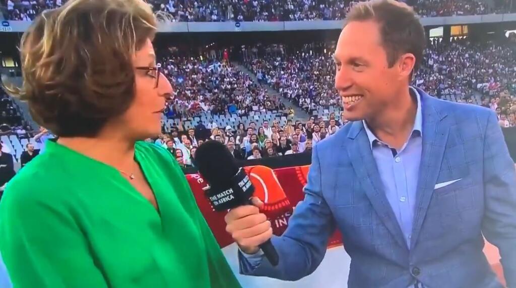 Doteraz robievali novinári rozhovor s Rogerom Federerom, teraz mala prednosť jeho mama.
