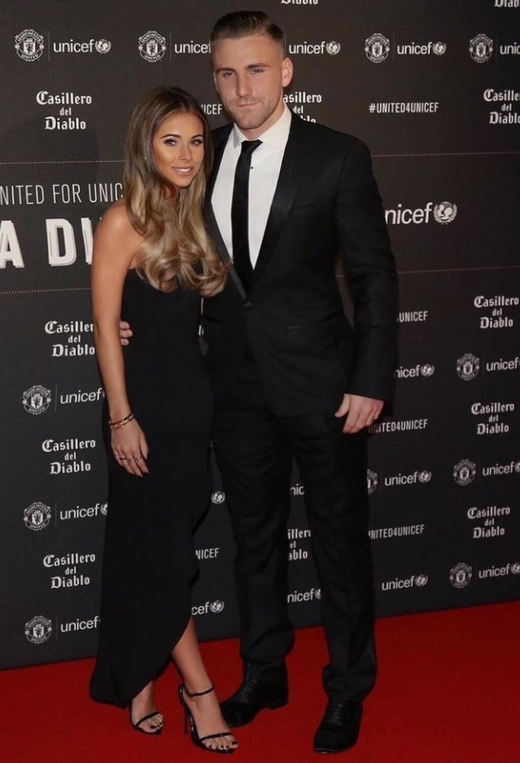 Ľavý anglický obranca Luke Shaw sa môže tiež pochváliť príťažlivou polovičkou. Jeho priateľka má netradičné menou Anouska.