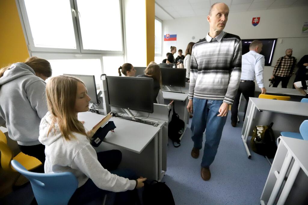 Zvolenské Gymnázium Ľudovíta Štúra predstavilo v utorok verejnosti ojedinelú učebňu, ktorá študentom umožní zažiť v prostredí virtuálnej reality hodiny biológie, dejepisu či fyziky. Virtuálne okuliare, ktoré využíva pedagóg alebo žiak, umožnia na tabuli vidieť ostatým študentom v dvojrozmernom priestore to, čo vidí on ako 3D obraz. Na snímke virtuálna učebňa na Gymnáziu Ľudovíta Štúra vo Zvolene 8. novembra 2023. FOTO TASR - Ján Krošlák

