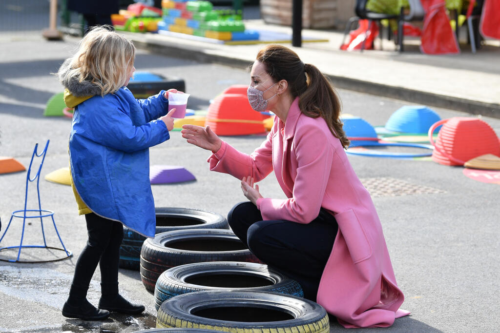 Britský princ William a manželka Kate, vojvodkyňa z Cambridgea, počas návštevy školy v Londýne 11. marca 2021. Britský princ William poprel, že by kráľovská rodina bola rasistická. Reagoval tak na tvrdenia z rozhovoru, ktorý poskytli jeho brat princ Harry so švagrinou Meghan Markleovou.