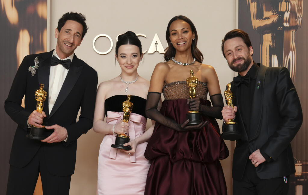 KK19  Los Angeles - Zľava Adrien Brody s cenou v kategórii najlepší herec v hlavnej úlohe za svoj výkon v snímke Brutalista, Mikey Madisonová s cenou v kategórii najlepšia herečka v hlavnej úlohe za výkon v snímke Anora, Zoe Saldanová s cenou v kategórii najlepšia herečka vo vedľajšej úlohe za snímku Emilia Pérez a Kieran Culkin s cenou v kategórii najlepší herec vo vedľajšej úlohe za snímku Skutočná bolesť pózujú na  97. ročníku odovzdávania Oscarov 2. marca 2025 v Los Angeles. FOTO TASR/AP
Adr