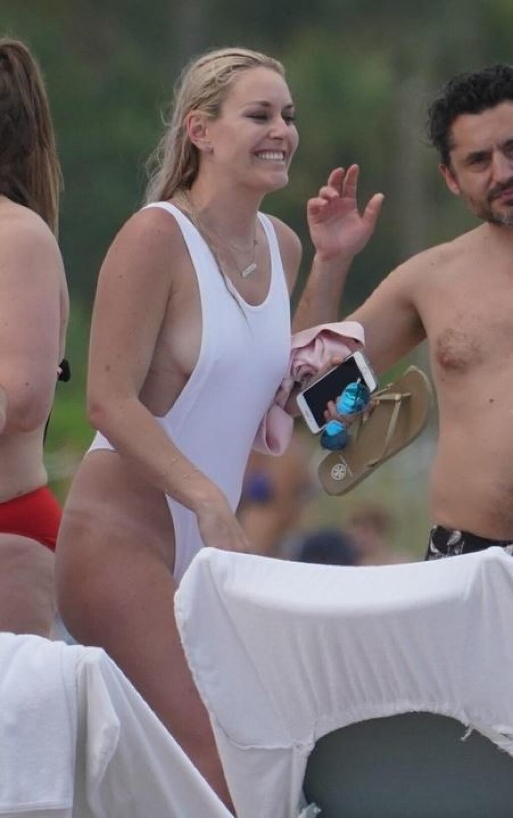 Lindsey Vonnová dráždi aj na športovom dôchodku. V takýchto sexi plavkách vyrazila na pláž.