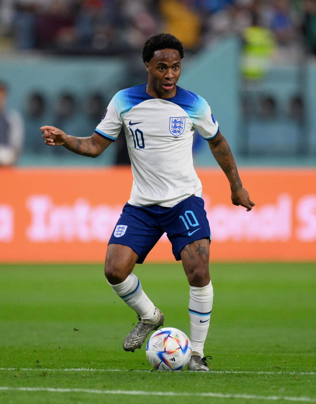 Anglický útočník Raheem Sterling, ktorý sa už na MS v Katare aj gólovo presadil, je rodákom z Jamajky.