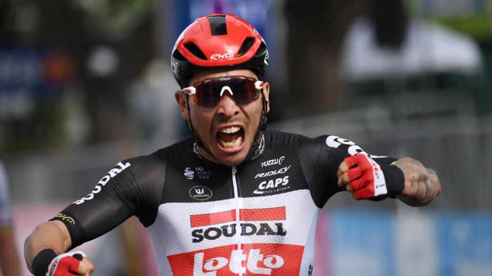 JB 16 Cattolica - Austrálsky cyklista Caleb Ewan oslavuje v cieli po jeho víťazstve 5. etapy cyklistických pretekov Giro d'Italia na trati Modena - Cattolica, dlhej 177 km v talianskom meste Cattolica 12. mája 2021. FOTO TASR/AP
Australia's Caleb Ewan celebrates winning the 5th stage of the Giro d'Italia tour of Italy cycling race, from Modena to Cattolica, Italy, Wednesday, May 12, 2021. (Gian Mattia D'Alberto/LaPresse via AP)