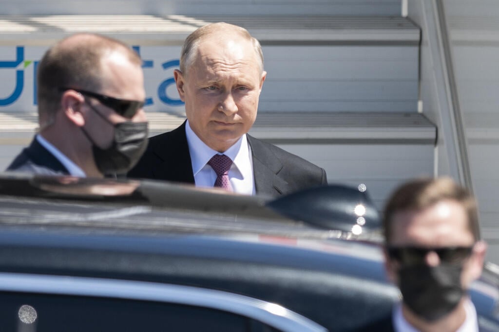 Ruský prezident Vladimir Putin nastupuje do limuzíny po prílete na letisko v Ženeve v stredu 16. júna 2021. Putin pricestoval v stredu do švajčiarskej Ženevy na schôdzku so svojím americkým náprotivkom Joeom Bidenom. Bude to ich prvá schôdzka ako prezidentov. Lídri USA a Ruska sa tak na neutrálnej švajčiarskej pôde zídu po 36 rokoch. Naposledy tam v roku 1985 rokovali ich predchodcovia - americký prezident Ronald Reagan a vtedajší šéf Kremľa Michail Gorbačov.