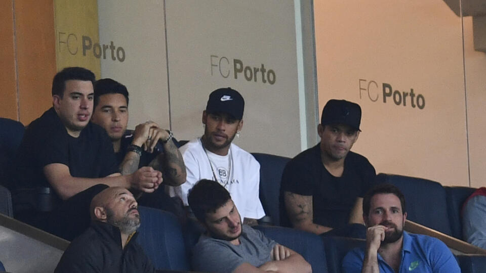 Žena vo výpovedi uviedla, že Neymar za ňou prišiel zjavne opitý, po krátkom rozhovore začal byť agresívny a násilím ju donútil k pohlavnému styku.