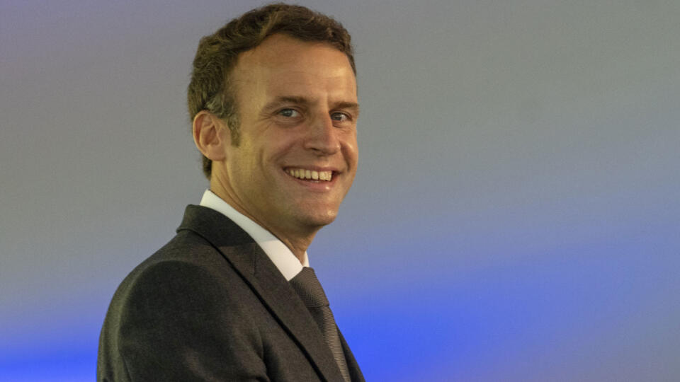 EBE 33 Pretória - Francúzsky prezident Emmanuel Macron počas prejavu na pôde francúzskeho veľvyslanca v juhoafrickej Pretórii v sobotu 29. mája 2021. Macron končí dvojdňovú návštevu Južnej Afriky. FOTO TASR/AP
French President Emmanuel Macron speaks to the French community at the residence of the French Ambassador in Pretoria, South Africa, Saturday, May 29, 2021. Macron was on a two-days visit to South Africa. (AP Photo/Jerome Delay)