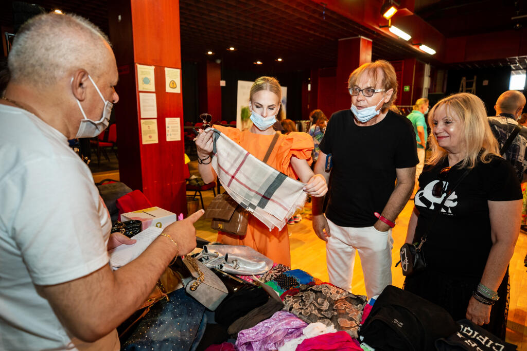 Charitatívny bazár Otta Weitera z vecí po jeho zosnulej manželke v bratislavskom Dome kultúry Zrkadlový háj. Na snímke Barbora Balúchová, Jozef Ivaška s manželkou.