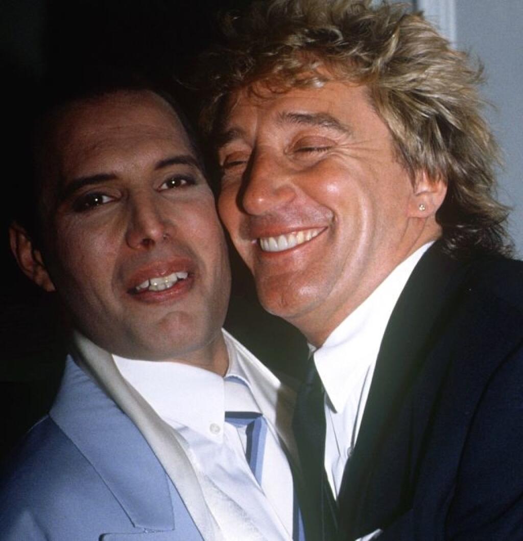 Spevák Queen Freddie Mercury a spevák Rod Stewart.