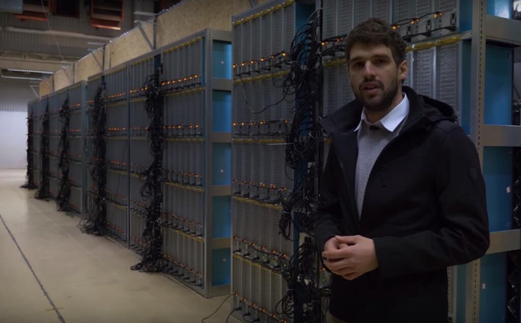 Marco Streng ukazuje ťažobnú farmu na Islande
