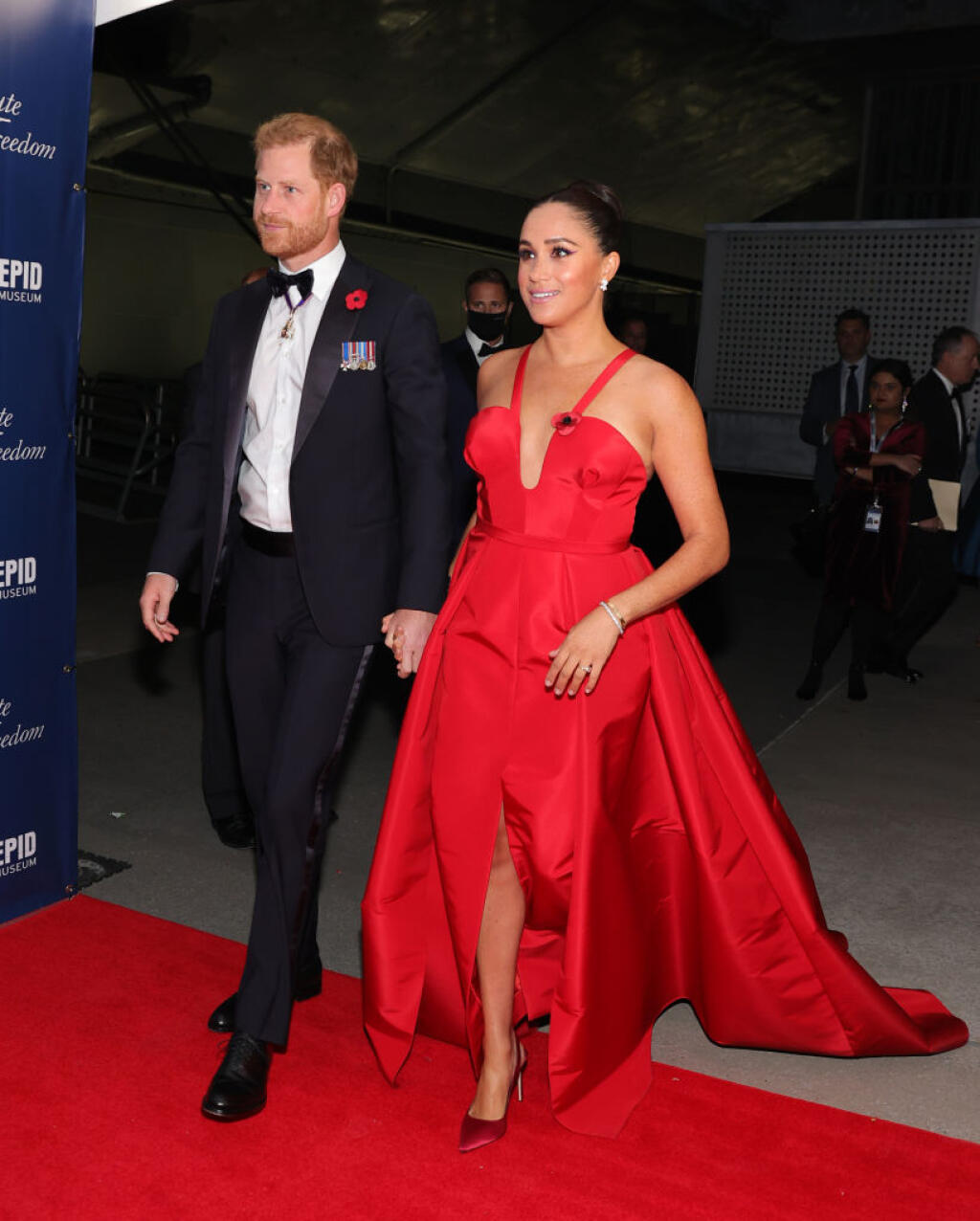 Meghan v odvážnej róbe na galavečeri ku Dňu vojnových veteránov v New Yorku.
