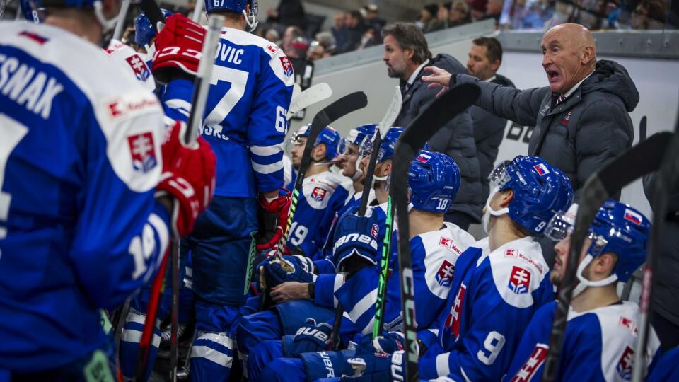 Na snímke vpravo hore tréner slovenskej reprezentácie Craig Ramsay v zápase Slovensko - Dánsko na hokejovom turnaji o Nemecký pohár 11. novembra 2023 v nemeckom Landshute. FOTO TASR/SZĽH - Andrej Galica