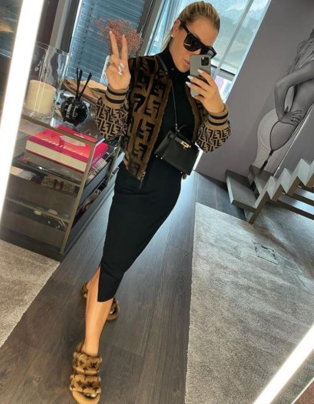 Dominika Cibulková naďalej propaguje na sociálnych sieťach výrobky s úsmevom na tvári.
