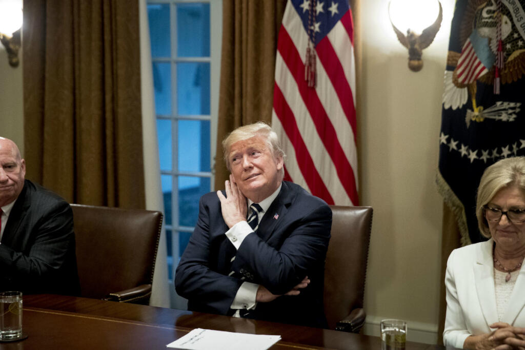Trumpovho bývalého poradcu odsúdili za klamanie FBI na 14 dní väzenia