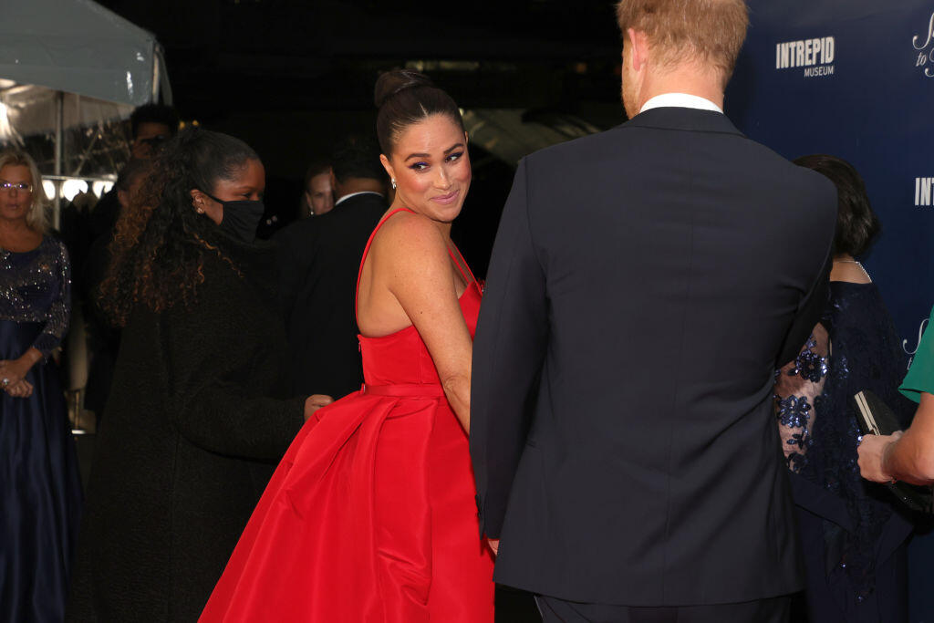 Meghan Markl zaujala v ohnivo červených šatách.