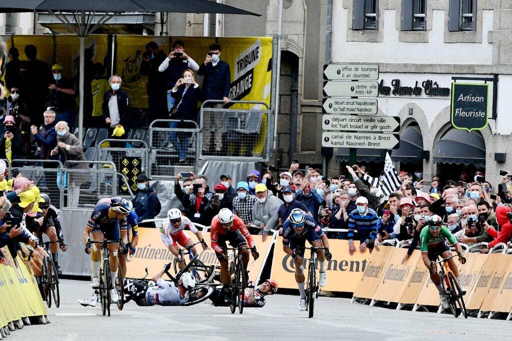 Peter Sagan spadol pred cieľom 3. etapy Tour de France.