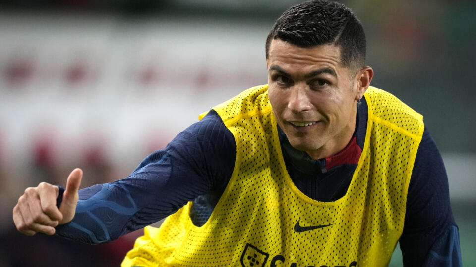 EBE 39 Lisabon - Na snímke portugalský útočník Cristiano Ronaldo počas rozcvičky pred zápasom J-skupiny kvalifikácie o postup na ME 2024 vo futbale Portugalsko - Lichtenštajnsko v Lisabone 23. marca 2023. FOTO TASR/AP
Portugal's Cristiano Ronaldo warms up prior to the Euro 2024 group J qualifying soccer match between Portugal and Liechtenstein at the Jose Alvalade stadium in Lisbon, Portugal, Thursday, March 23, 2023. (AP Photo/Armando Franca)