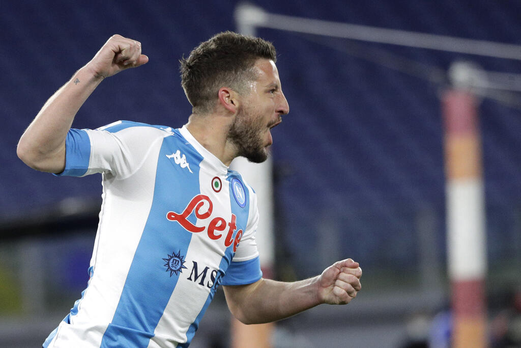 KK13 Rím - Futbalista Neapolu Dries Mertens sa teší z gólu v zápase 28. kola talianskej futbalovej Serie A AS Rím - SSC Neapol 21. marca 2021 v Ríme. FOTO TASR/AP
Napoli's Dries Mertens celebrates after scores against Roma during the Italian Serie A soccer match between Roma and Napoli at Rome's Olympic stadium, Sunday, March 21, 2021. (AP Photo/Gregorio Borgia)