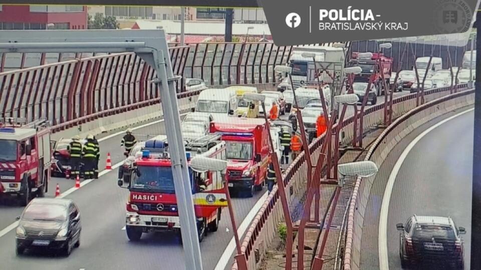 Polícia: Na diaľnici D1 pri letisku v Bratislave došlo k zrážke štyroch áut