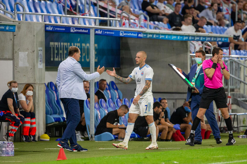 ŠK Slovan Bratislava a Lincoln Red Imps FC sa stretol v zápase tretieho kola kvalifikácie Európskej ligy na Tehelnom poli v Bratislave. Na snímke je Vladimír Weiss a Vladimír Weiss ml..