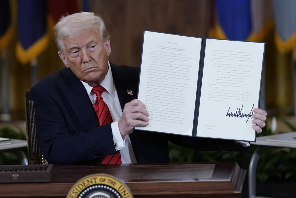 WA 87 Washington - Americký prezident Donald Trump ukazuje podpísaný dekrét, ktorý má viesť k zrušeniu ministerstva školstva v Bielom dome vo Washingtone vo štvrtok 20. marca 2025. FOTO TASR/AP  

President Donald Trump at an education event and executive order signing in the East Room of the White House in Washington, Thursday, March 20, 2025. (AP Photo/Jose Luis Magana)