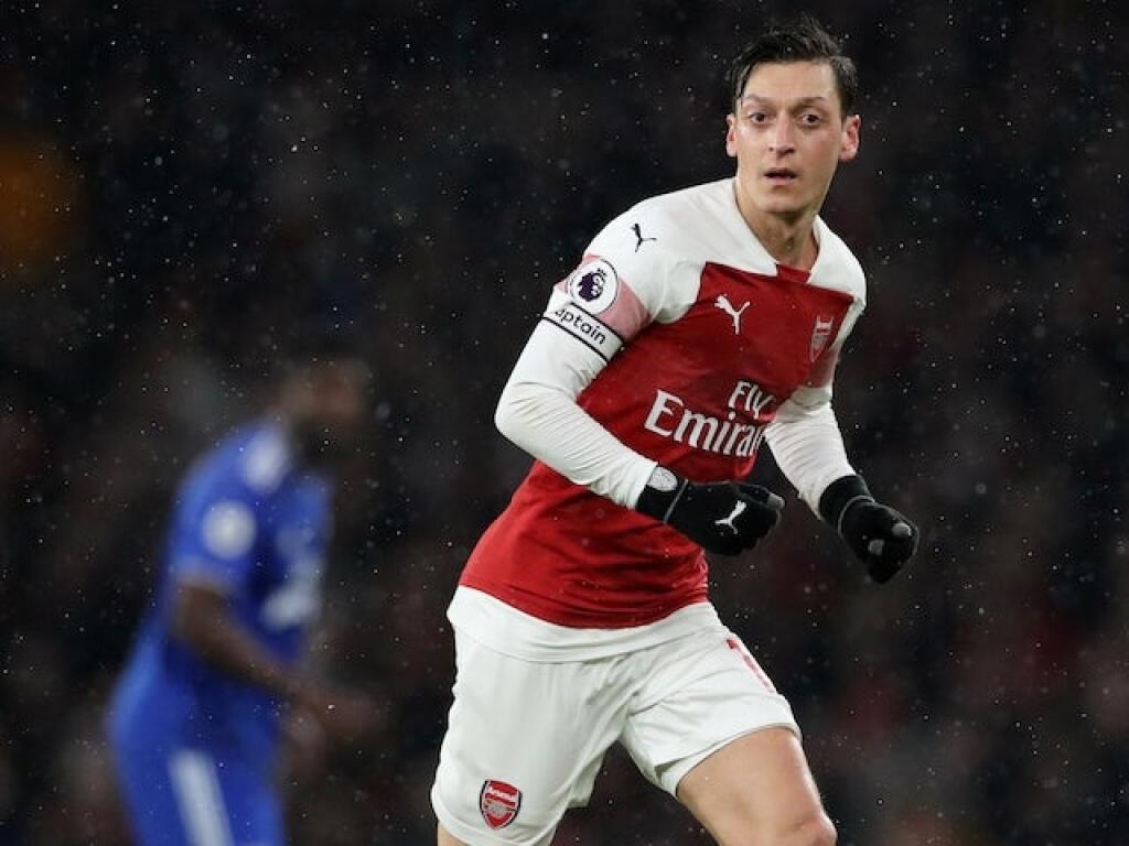 Mesut Özil uzatvára desiatku. Presné zárobky nájdete vo videu.