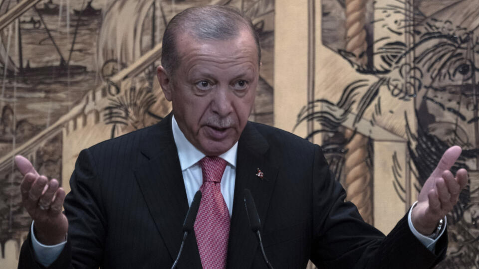 WA 26 Istanbul - Turecký prezident Recep Tayyip Erdogan reční počas podpisu dohody o vývoze obilia z Ukrajiny cez Čierne more v istanbulskom paláci Dolmabahce v piatok 22. júla 2022. Príslušný dokument za Rusko podpísali minister obrany Sergej Šojgu a za Ukrajinu minister infraštruktúry Olexandr Kubrakov. Dohody majú podľa britského denníka The Guardian umožniť aj bezpečný prevoz ruských umelých hnojív po mori, ktoré sú dôležité pre zmiernenie svetovej potravinovej krízy spôsobenej ruskou invázi