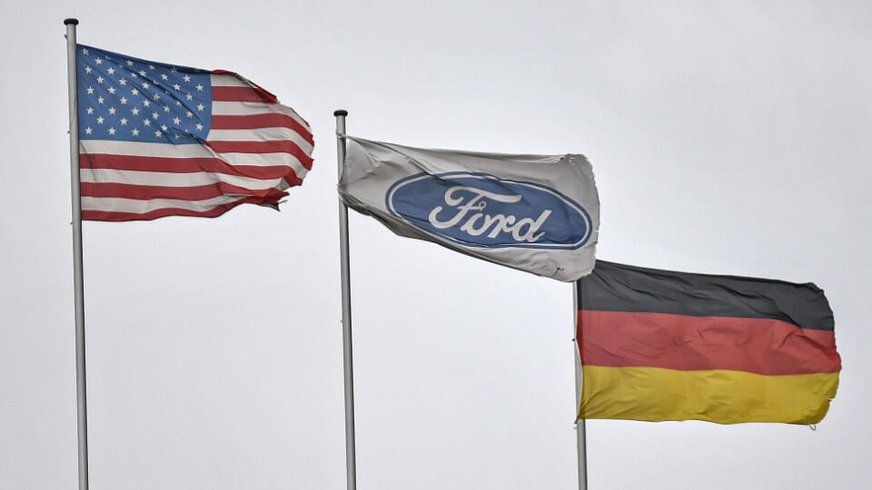WA 40 Kolín - Vlajka USA, vlajka americkej automobilky Ford a vlajka Nemecka vejú na budove sídla v závode v nemeckom meste Kolín v pondelok 4. mája 2020. Ford opätovne v pondelok spustil počas koronakrízy výrobu vo svojich hlavných európskych závodoch za prísnych bezpečnostných opatrení. FOTO TASR/AP
A US a Ford and a German flag wave at the headquarters at the Ford car plant in Cologne, Germany, as the US car maker restarts the production after the coronavirus lockdown on Monday, May 4, 2020