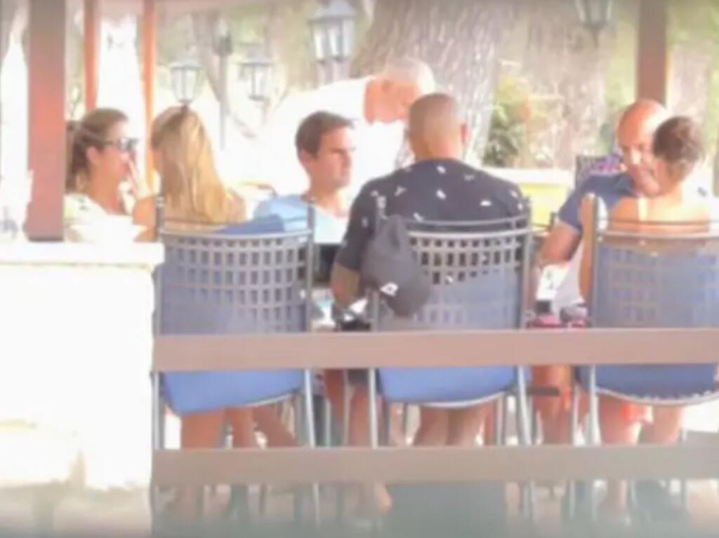 Jeden z najlepších tenistov histórie si s rodinkou v Chorvátsku dlho užíval v anonymite. Federerovcov totiž obyvatelia mesta Lošinj nespoznali, hoci sedeli na terase reštaurácie.