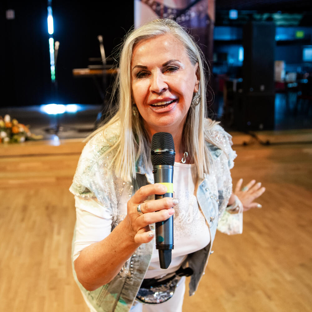 Charitatívny bazár Otta Weitera z vecí po jeho zosnulej manželke v bratislavskom Dome kultúry Zrkadlový háj. Na snímke Eva Máziková.