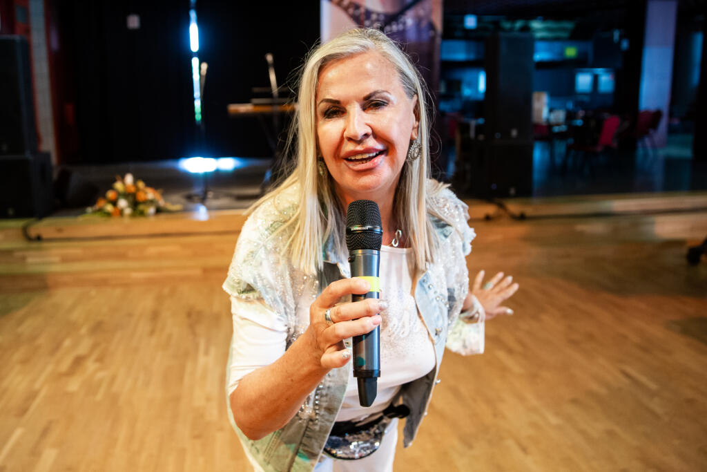 Charitatívny bazár Otta Weitera z vecí po jeho zosnulej manželke v bratislavskom Dome kultúry Zrkadlový háj. Na snímke Eva Máziková.