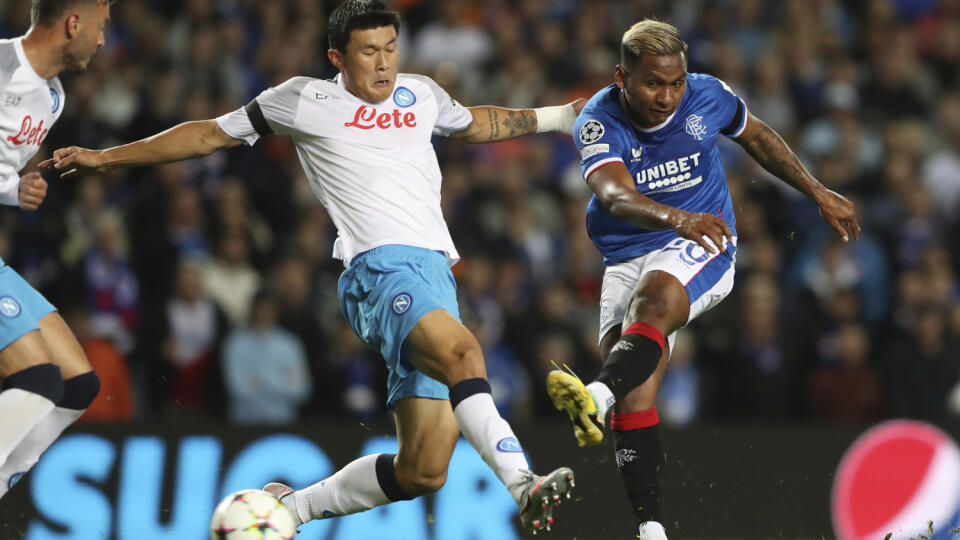 PK 32 Glasgow - Na snímke sprava hráč Rangers Alfredo Morelos a hráč Neapolu Kim Min-jae v zápase A-skupiny 2. kola skupinovej fázy Ligy majstrov vo futbale Glasgow Rangers - SSC Neapol v Glasgowe 14. septembra 2022. FOTO TASR/AP
Rangers' Alfredo Morelos, right, is challenged by Napoli's Kim Min-jae during the Champions League group A soccer match between Rangers and Napoli at the Ibrox stadium in Glasgow, Scotland, Wednesday, Sept. 14, 2022. (AP Photo/Scott Heppell)