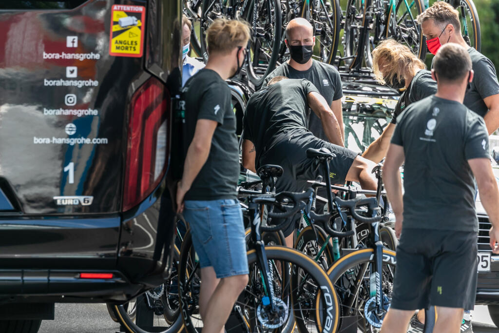 Peter Sagan opatrne zosadal z bicykla, aby sa ešte viac nezranil. Po tomto okamihu padla definitíva, že na Tour de France 2021 končí.