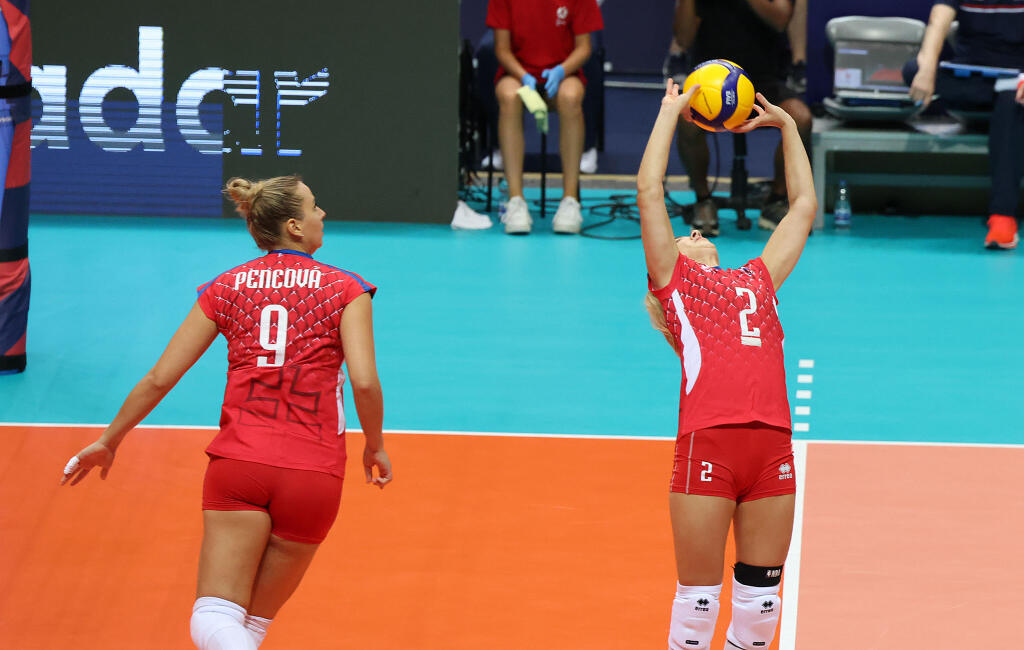 Na snímke slovenské hráčky (v červenom) sprava Barbora Koseková a Jaroslava Pencová v zápase C-skupiny Slovensko - Taliansko na ME vo volejbale žien v chorvátskom Zadare 23. augusta 2021. FOTO TASR - HINA/Zvonko KUCELIN
Zadar, 23.08.2021. - EuroVolley 2021 Europsko prvenstvo u odbojci za Ĺľene. Utakmica reprezentacija SlovaÄŤke i Italije.
foto HINA/ Zvonko KUCELIN/