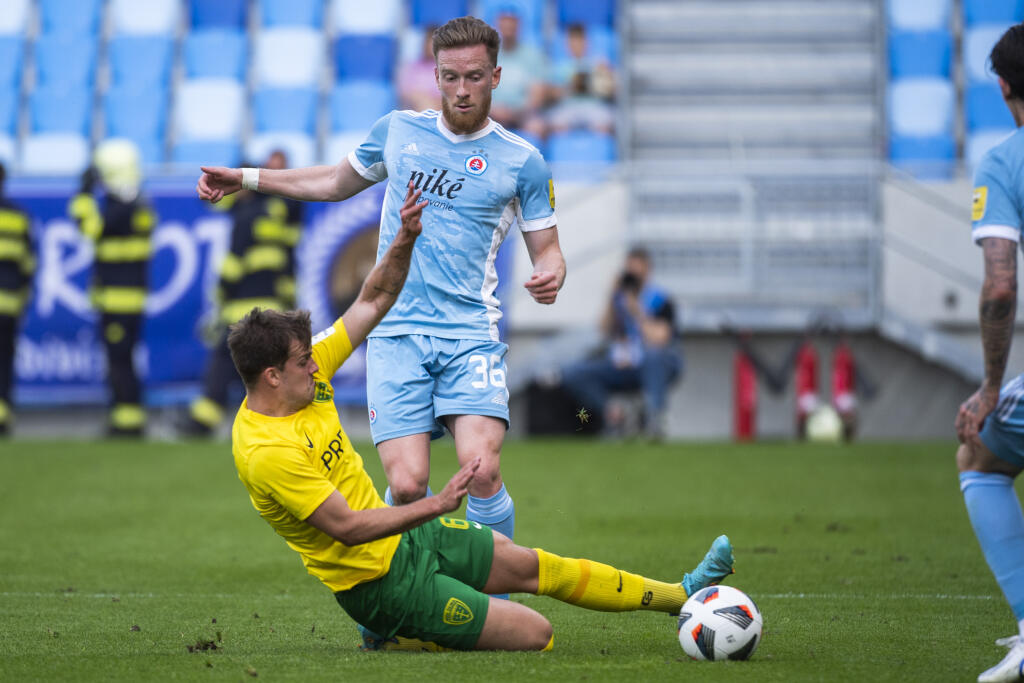 Na snímke zľava Matúš Rusnák (Žilina) a Lucas Lovat (Slovan) počas zápasu záverečného 10. kola skupiny o titul futbalovej Fortuna ligy ŠK Slovan Bratislava - MŠK Žilina v Bratislave 21. mája 2022. FOTO TASR - Jaroslav Novák