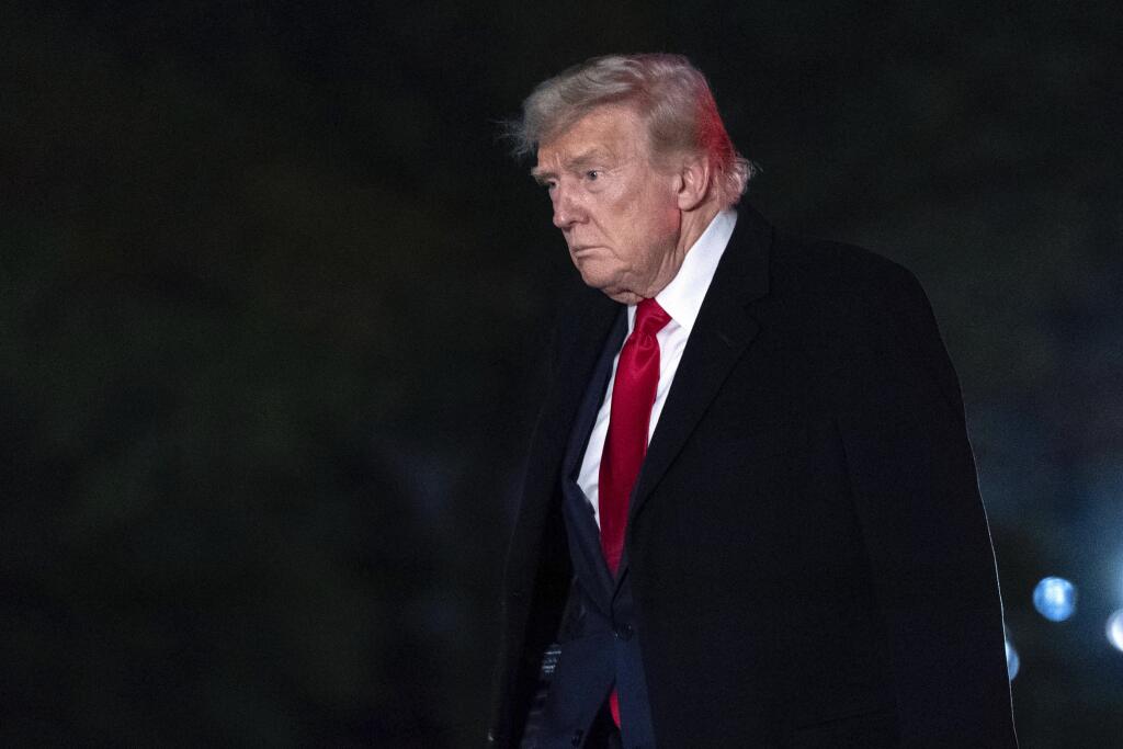 KK5 Washington - Americký prezident Donald Trump kráča po južnom trávniku Bieleho domu vo Washingtone v nedeľu 13. apríla 2025. Americký prezident Donald Trump v nedeľu uviedol, že očakáva, že urobí rozhodnutie o Iráne veľmi rýchlo. Vyjadril sa po tom, ako obe krajiny oznámili, že ich rozhovory v Ománe boli v sobotu pozitívne a konštruktívne a že sa dohodli na ďalšom stretnutí tento týždeň. FOTO TASR/AP
President Donald Trump walks on the South Lawn of the White House in Washington, Sunday, Apri