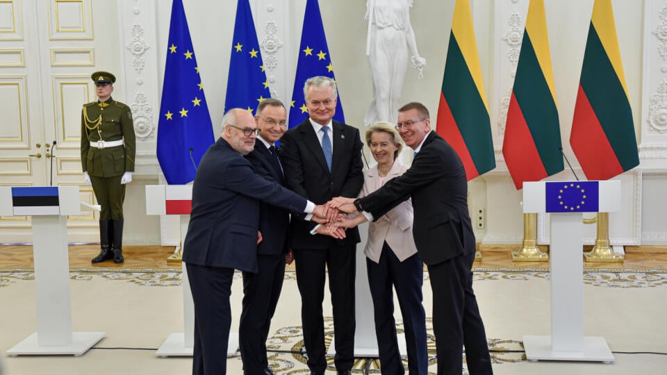 Polish, Estonian, Latvian and European Commission leaders arrive in Lithuania on the day of synchronization