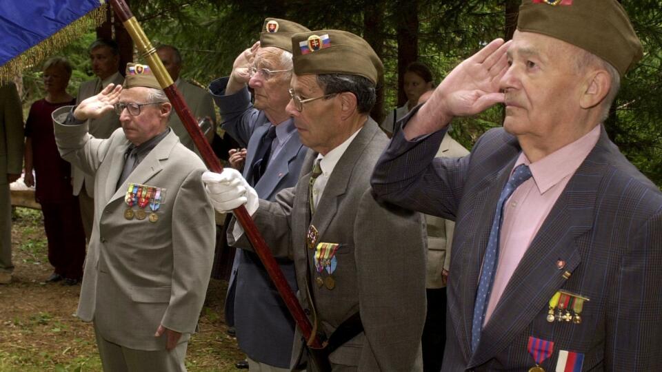 Sprístupnením Chodníka francúzskych partizánov pod Martinskými hoľami otvorili vo štvrtok 26. augusta 2004 dvojdňové oslavy 60. výročia Slovenského národného povstania (SNP) v Martine. Okrem otvorenia chodníka zároveň odhalili pamätník padlých francúzskych bojovníkov. Na slávnostnom odhalení sa zúčastnili priami účastníci bojov v SNP (zľava): Roger Nael, Claude Diudier, René Baudru a Raymond Vie.