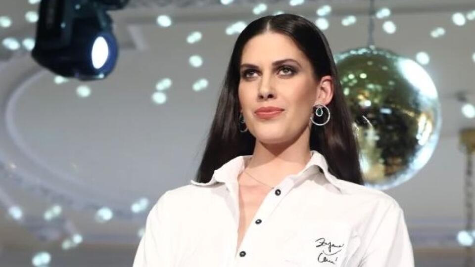 Aneta Vignerová na prehliadke v priesvitnej sukni.