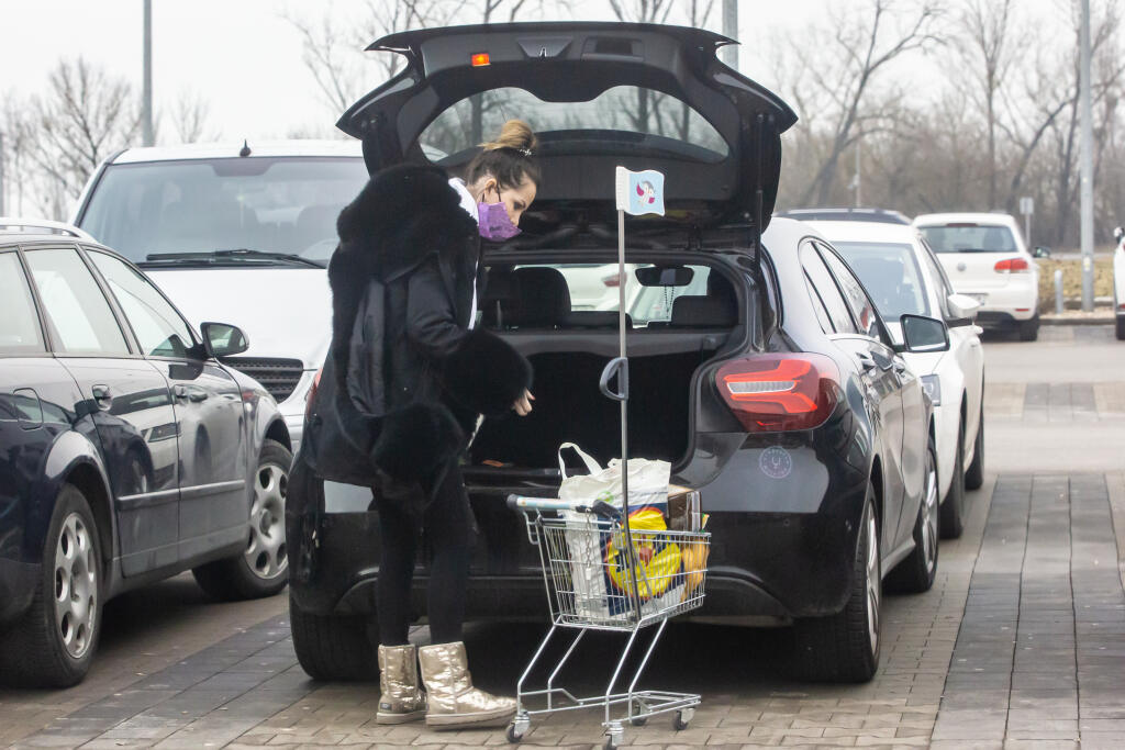 Na snímke je Miroslava Fabušová pred nákupným strediskom.