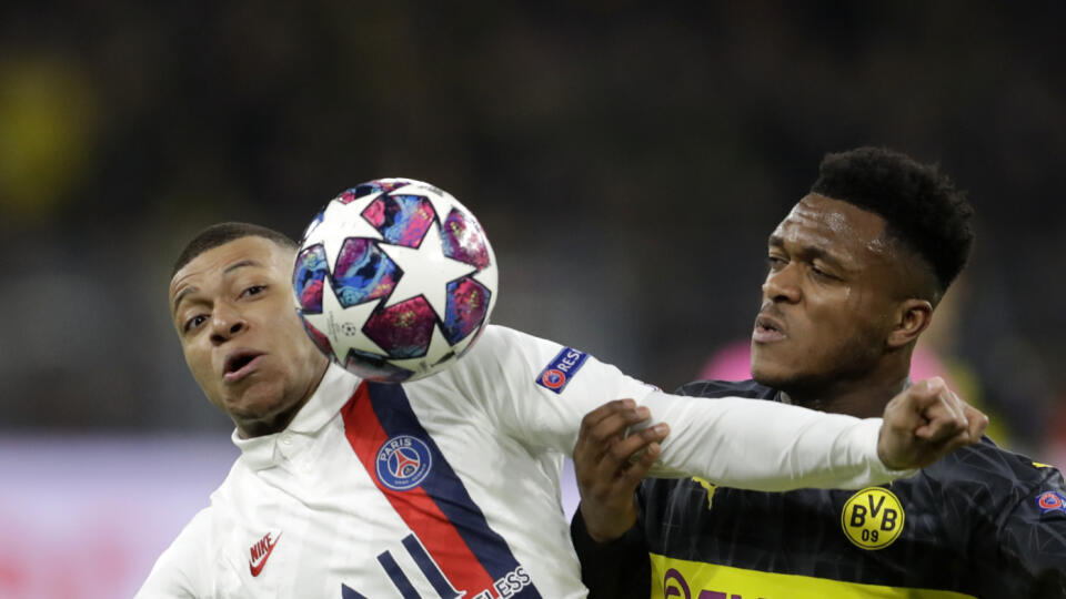 WA 8 Dortmund - Futbalista Dortmundu Dan-Axel Zagadou (vpravo) a hráč PSG Kylian Mbappe bojujú o loptu počas úvodného osemfinálového zápasu futbalovej Ligy majstrov Borussia Dortmund - Paríž St. Germain v Dortmunde 18. februára 2020. FOTO TASR/AP
PSG's Kylian Mbappe, left, duels for the ball with Dortmund's Dan-Axel Zagadou during the Champions League round of 16 first leg soccer match between Borussia Dortmund and Paris Saint Germain in Dortmund, Germany, Tuesday, Feb. 18, 2020. (AP Photo/Mich