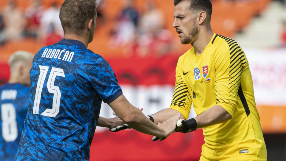 Na snímke vľavo Tomáš Hubočan a vpravo brankár Matrin Dúbravka (obaja Slovensko) počas prípravného zápasu pred EURO 2020 vo futbale Rakúsko - Slovensko 6. júna 2021 vo Viedni. FOTO TASR - Martin Baumann