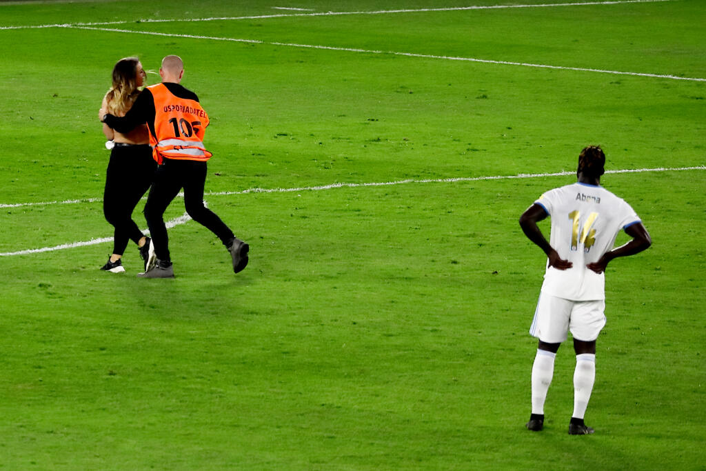 Narušiteľka počas zápasu Slovana s PAOK-om urobila poriadnu šou.