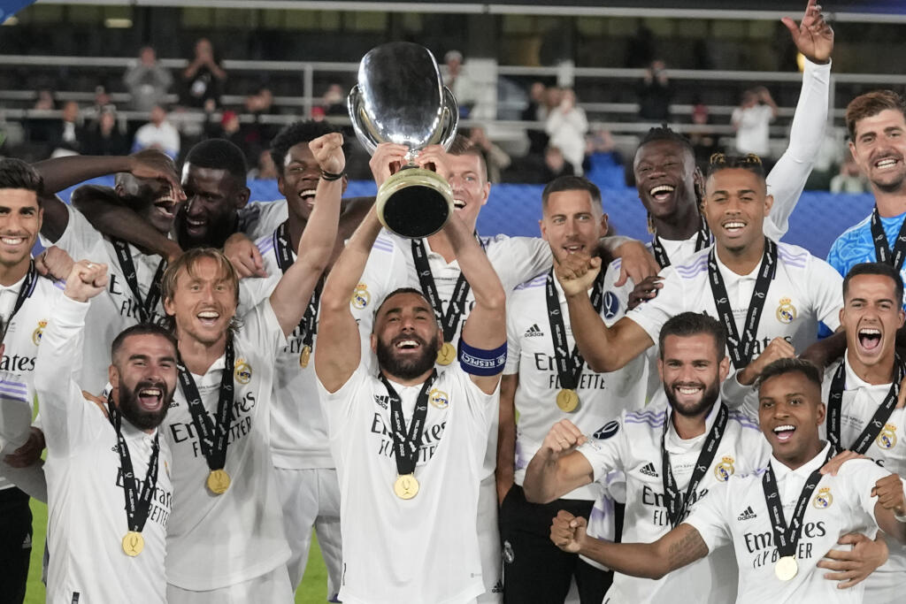 WA 11 Helsinki - Futbalista Realu Madrid Karim Benzema dvíha nad hlavu trofej po triumfe v zápase o európsky Superpohár UEFA Real Madrid - Eintracht Frankfurt na Olympijskom štadióne v Helsinkách v stredu 10. augusta 2022. Úradujúci šampión Ligy majstrov zdolal v stredu na Olympijskom štadióne v Helsinkách víťaza Európskej ligy Eintracht Frankfurt 2:0. Gólmi o tom rozhodli David Alaba v prvom a Karim Benzema v druhom polčase. Futbalisti Realu Madrid získali piatykrát v histórii Superpohár UEFA.