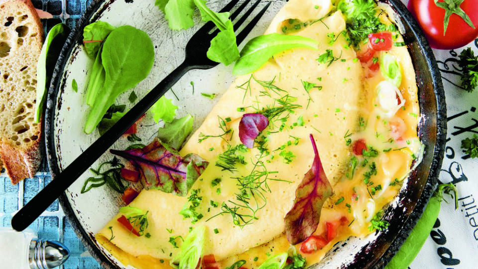 Omeletu môžete posypať aj opečeným baklažánom, cuketou alebo hríbmi.