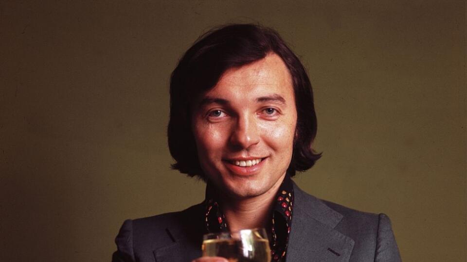 (GERMANY OUT) Gott, Karel *14.07.1939-Musiker, Saenger, Schlager, Tschechoslowakei (eigentlich Karel Gottar)- Portrait mit Glas Wein in der Hand- April 1972 (Photo by Horst Prange/ullstein bild via Getty Images)