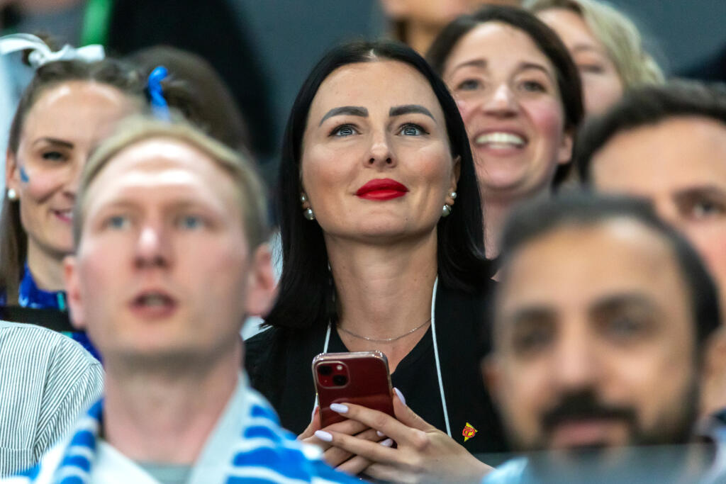 Na snímke je bývalá športová redaktorka Kristína Kormúthová, ktorá prišla osobne podporiť slovenských hokejistov na štvrťfinálový zápas s Fínskom v Tampere.