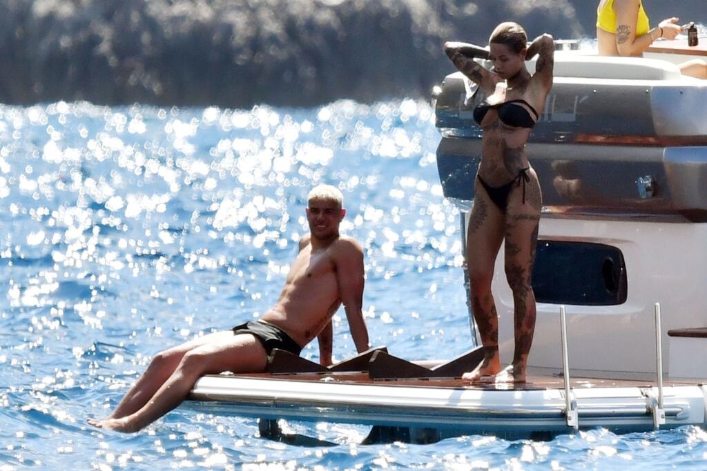 Futbalista Theo Hernandez a modelka Zoe Cristofoli si užili plavbu na jachte plnú erotiky.