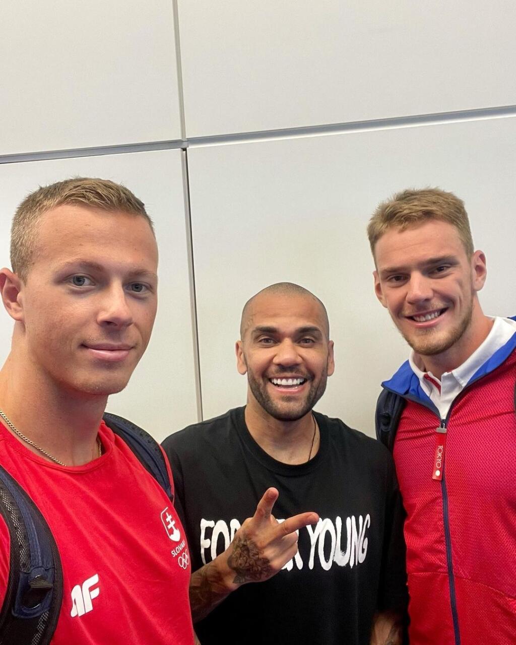 Slovenskí kajakári leteli z Tokia s brazílskou futbalovou reprezentáciou, neodolali fotke s Danim Alvesom.