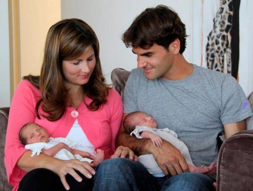 RODINNÉ ŠŤASTIE: Zatiaľ jediné foto, ktoré Federerovci zverejnili. Slovenka Mirka, tenisový kráľ a ich dvojičky Myla a Charlene.